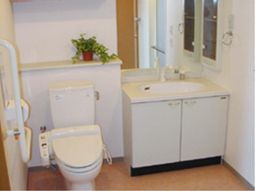 清潔なトイレと洗面台