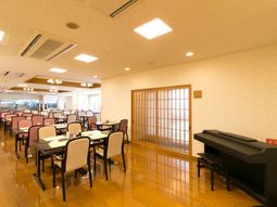 明るい食堂の風景