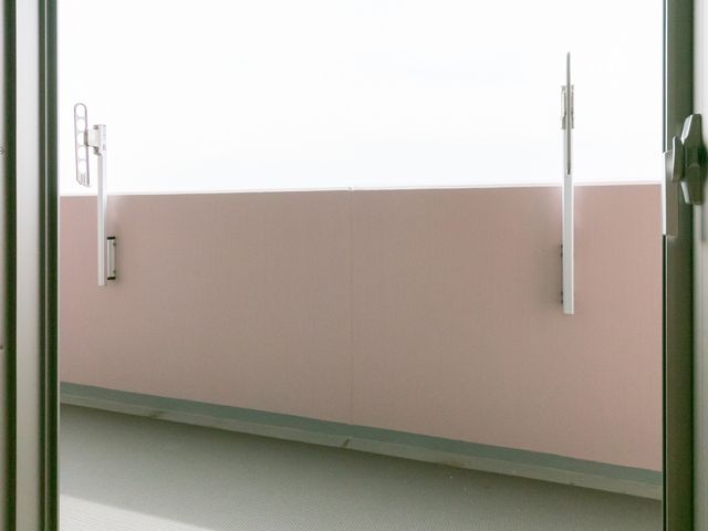 広々とした廊下の一部 ベランダ ゆとりのある空間設計で、移動も快適です。明るく清潔感のある廊下が利用者様を迎えます。