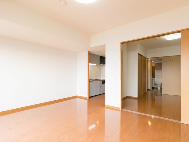 居室の内観イメージ 居室 広々とした空間の居室は、明るく落ち着いた雰囲気です。移動も快適な床材が採用されており、心地よい日常生活を送ることができます。