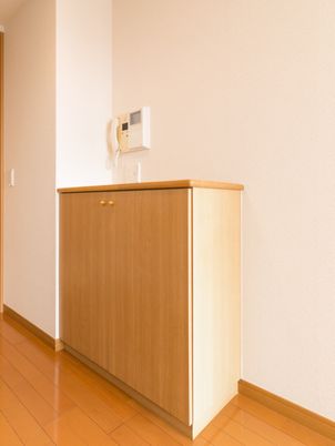 廊下の壁に取り付けられたインターフォン