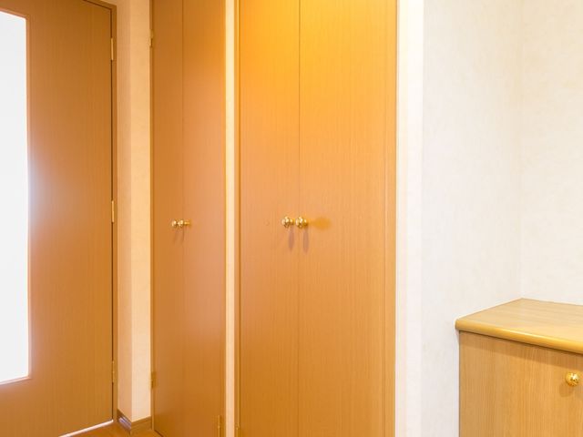 清潔感のある廊下 収納棚 明るく広々とした通路が、快適な日々をサポートします。埃ひとつない床面は、安全に配慮されています。