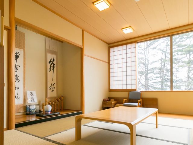 穏やかな和室空間 和室 伝統的な趣が感じられる和室で、ゆったりとした時間を過ごせます。天井が高く、明るい日差しの中でくつろげる空間です。