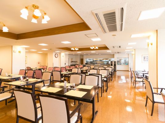 明るい広々とした食堂