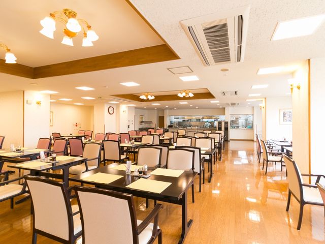 明るい広々とした食堂 食堂 広く明るい食堂で、日々の食事をゆったりとお楽しみいただけます。清潔感のあふれる空間で、お仕事もはかどることでしょう。