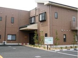 茶色い建物の外観