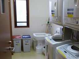 清潔な洗濯設備の室内