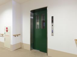 清潔なエレベーター前廊下