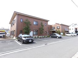 茶色い外壁の建物外観