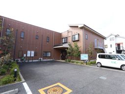 茶色の建物が目立つ外観