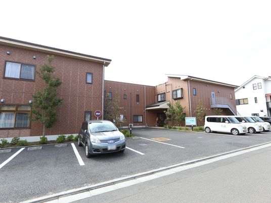 茶色の建物の外観