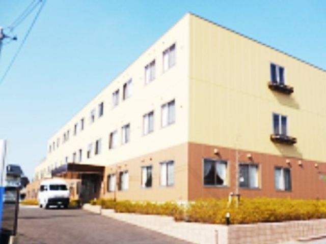 明るい建物の外観 外観 ゆったりとしたスペースのエントランスがあり、日差しの明るい快適な環境でお迎えします。