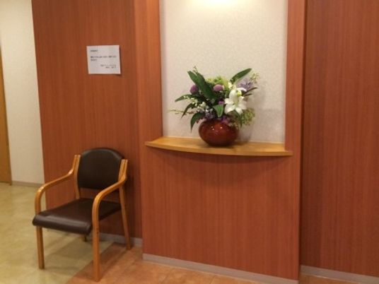 花瓶と椅子のある廊下