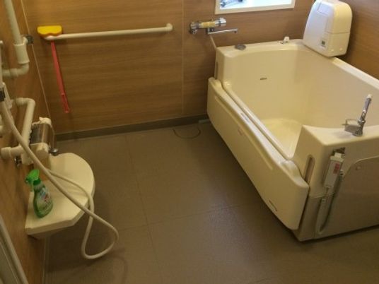バリアフリーな浴室設備