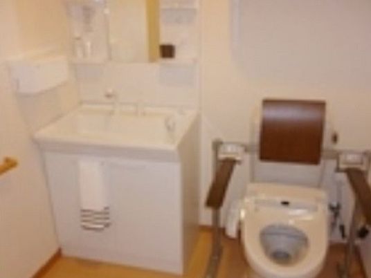バリアフリー設計のトイレ