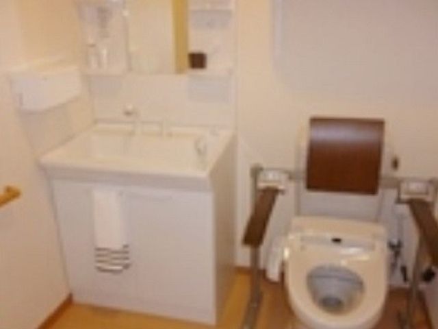 バリアフリー設計のトイレ トイレ 手すり付きで安心して使える清潔なトイレです。安心して日々の生活を送れる環境を提供しています。
