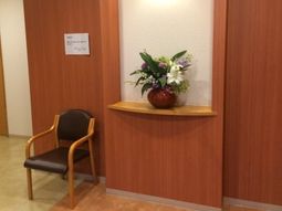 花と椅子のある廊下