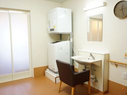 洗面台と椅子がある部屋