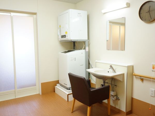 洗面台と椅子がある部屋