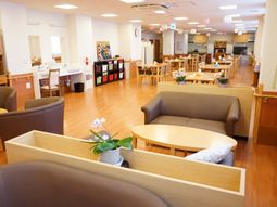 広々とした明るい食堂空間