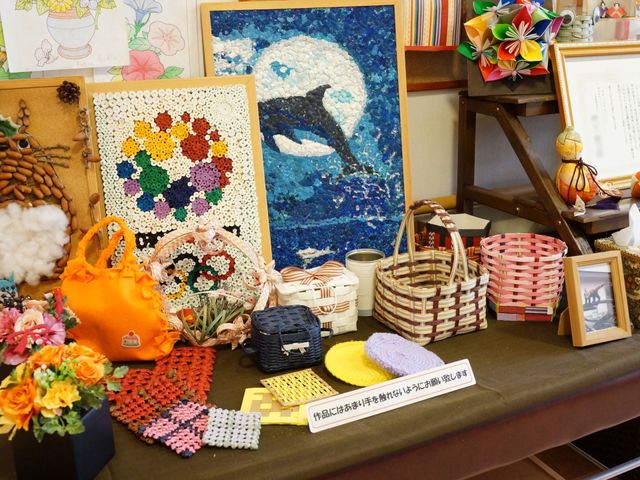 手作り品の展示物 展示スペース 手芸やアート作品など、創造性を発揮した手作りの品々が並んでおり、訪れる方々に温もりと癒しを提供しています。