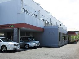 明るい建物の外観