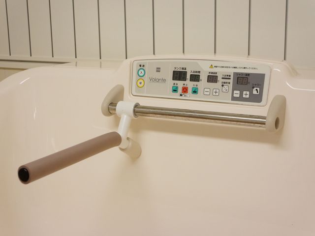 機能性バスタブのコントロールパネル 介護浴槽 先進的なケアを実現するバスタブのコントロールパネルです。温度や水位を細かく調整でき、安全で快適な入浴をサポートします。
