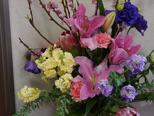 華やかな室内の花束