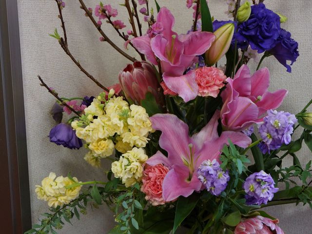 華やかな室内の花束 花 エントランスを彩る鮮やかな花々が、訪れる人々を心地よくお迎えしています。やすらぎと活気を感じる環境で、新しい職場を考えてみませんか。