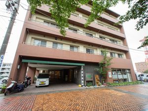 明るい建物のエントランス外観