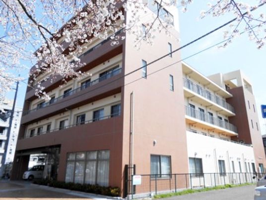 桜木と共に春を告げる建物外観