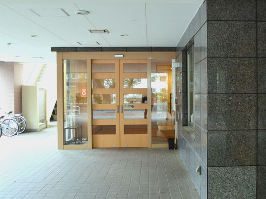 ガラス扉の通り抜けエントランス