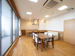 明るい居室の様子