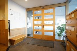 エントランスベンチと掲示板