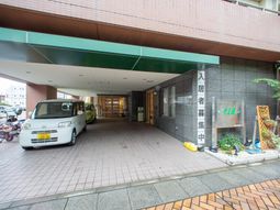 明るいエントランス外観