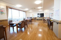 明るい食堂スペース