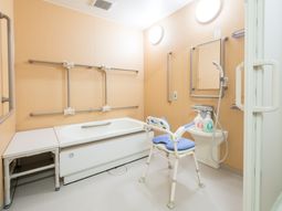 バリアフリー設計の浴室