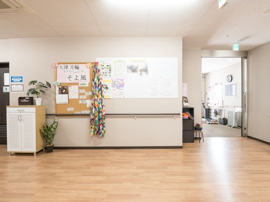 廊下の掲示物と椅子