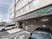施設の明るい外観