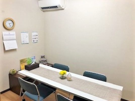 会議用のシンプルな部屋