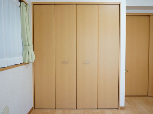 清潔な木製クローゼット
