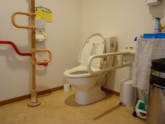 手すり付きのトイレ空間