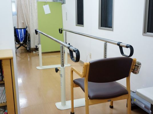 歩行訓練の支援機器と椅子