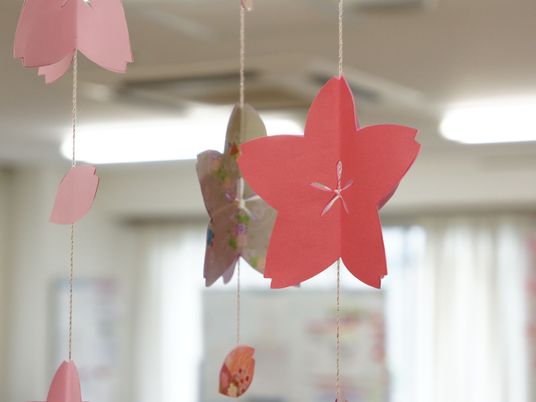 手作りの花が飾る共有スペース