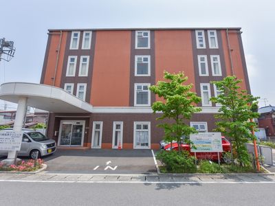赤と茶色の建物外観