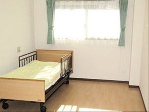 居室のベッドと窓