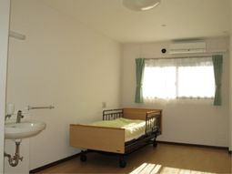 明るい居室の様子