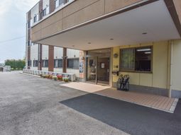 明るいエントランスの外観
