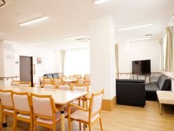 明るい食堂の光景