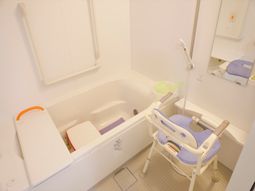 バリアフリー設計の浴室